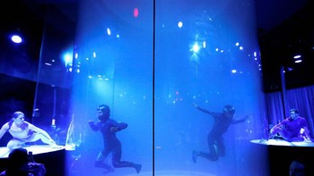 Tiap turis membayar USD 250 ribu untuk mengangkasa dan melihat pemandangan Bumi. Foto: Reuters