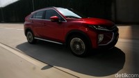 Salah satu SUV yang diimpor langsung dari Jepang, Mitsubishi Eclipse Cross juga jadi mobil yang kurang laris di Indonesia per September 2021. Mobil ini sudah terdistribusi sebanyak 172 unit, namun sejak Juli hingga September terhenti alias nol, tidak ada Eclipse Cross yang dikirim ke dealer. Foto: Agung Pambudhy