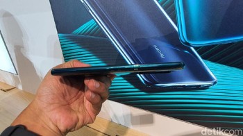 Varian yang detikINET genggam adalah Forest Green yang terlindungi Gorilla Glass 5. Foto: Adi Fida Rahman/detikinet