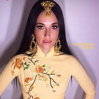 Penampilannya itu tentu saja menuai hujatan netizen. Kacey dianggap tidak sopan dan menghina budaya Vietnam.  Foto: dok. Instagram Kacey Musgrave