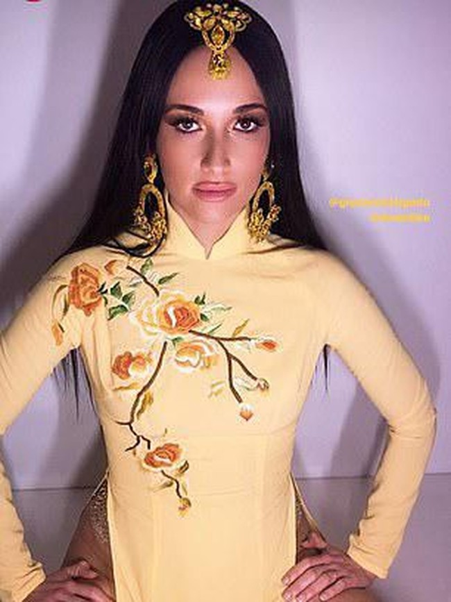 Penampilannya itu tentu saja menuai hujatan netizen. Kacey dianggap tidak sopan dan menghina budaya Vietnam.  Foto: dok. Instagram Kacey Musgrave