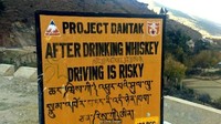 Dari tanda jalan inilah sisi lain Bhutan terlihat. Kalau tanda jalan biasa mungkin hanya bertuliskan peringatan untuk hati-hati. Bhutan menyentuh sisi melankolis pengemudi dengan sedikit berpuisi. (Chris Dwyer/BBC)