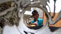 Entang Sugiri (56) tengah menyelesaikan pembuatan kerajinan ukir di Kelurahan Babakan Ciamis, Kecamatan Sumur Bandung, Kota Bandung.