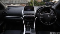 Sementara untuk interiornya, diberi sentuhan jok kulit berwarna hitam. Dasbornya melengkung dari kiri ke kanan dengan lapisan krom dimana-mana.