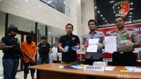 T tak bekerja sendiri. Kini penyidik sedang memburu seorang tersangka berinisial B yang diketahui berada di Hong Kong.