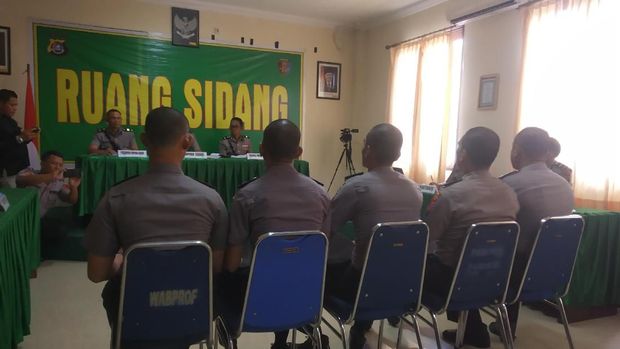 Seorang polisi lainnya belum disidang karena beda kesatuan.