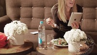 Di sela-sela kesibukannya, Aniston sempatkan mengisi perut. Selain air putih, ia juga menikmati salad sayur yang menyehatkan. Foto: People