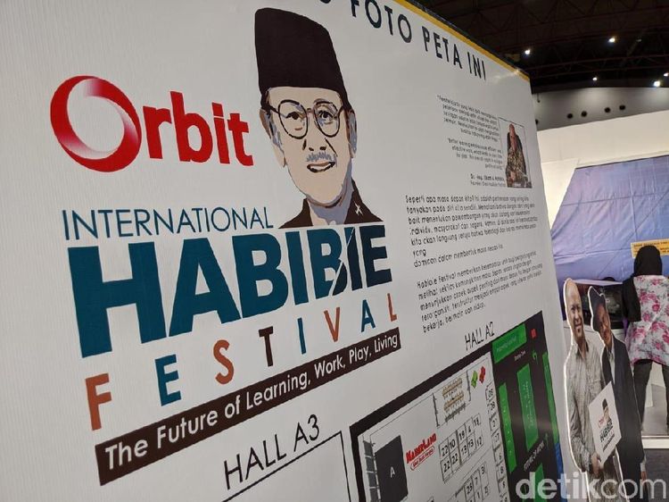 Serunya Jajal Pesawat R80 dan Selfie Bareng BJ Habibie
