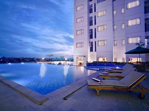 Berenang Sambil Lihat Pemandangan Pantai Utara Jakarta dari Atas
