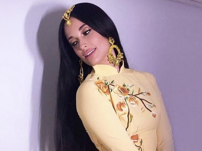 Wanita 31 tahun itu mengenakan ao dai atau baju nasional Vietnam. Ao dai yang memiliki belahan tinggi seharusnya dipandankan dengan celana yang disebut pantalon. Tapi Kacey sengaja tampil tanpa mengenakan celana panjang dan hanya malah menggunakan underwear jenis thong dengan permata.  Foto: dok. Instagram Kacey Musgrave