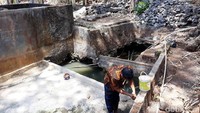 Seorang warga berwudu menggunakan sumber air tersebut sebelum menunaikan salat di masjid. Ia mengaku kegiatan tersebut hampir setiap hari.