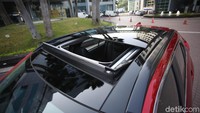Mobil ini juga dilengkapi Power Panoramic Sunroof dengan double sunroof atau split yang dapat terbuka keluar. Masing-masing shade dari sunroof dapat dioperasikan secara terpisah.