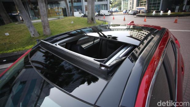 Panoramic sunroof, jarang kami pakai sih tapi keren lah ya