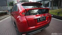Lampu belakang mengadopsi desain Tailgate Window bergaya coupé sehingga kaca belakang seperti terbagi dua.