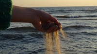 Tema selanjutnya ada jam pasir yang diambil oleh Sana Aboud, 14 tahun. Dalam gambar Sana membidik pasir yang meluncur dari sela jari tangan seorang gadis di tepi pantai Istanbul. Istimewa/UNICEF/Aboud.