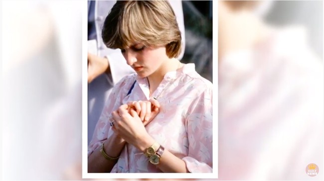 Bersolek dengan dua jam tangan sempat menjadi signature style Putri Diana. Ada alasan romantis di baliknya. Jam tangan pertama yang berawarna emas merupakan barang pribadinya. Sementara jam tangan yang lebih besar merupakan pemberian Pangeran Charles. (Foto: Screenshot YouTube)