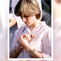 Bersolek dengan dua jam tangan sempat menjadi signature style Putri Diana. Ada alasan romantis di baliknya. Jam tangan pertama yang berawarna emas merupakan barang pribadinya. Sementara jam tangan yang lebih besar merupakan pemberian Pangeran Charles. (Foto: Screenshot YouTube)