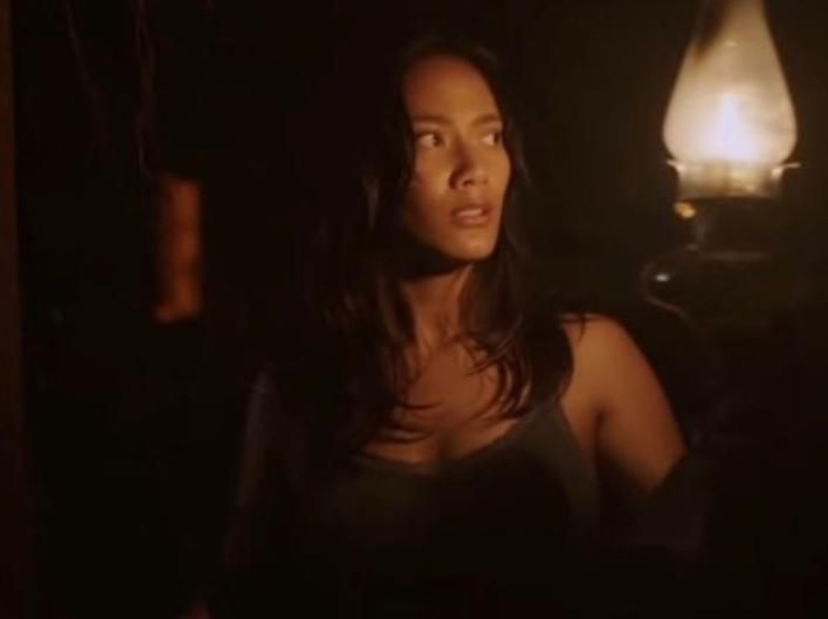 Uyda kompyuter qarshisida onanizm qiladi. Tomosha qiling.