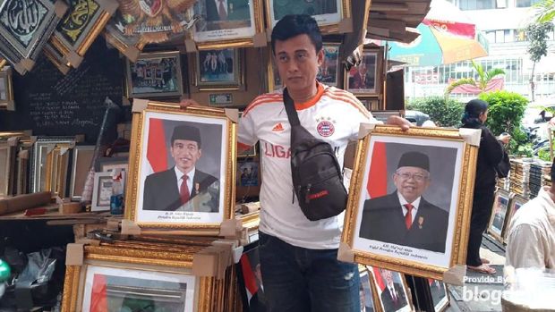 Cerita Pedagang Foto 'KW 1' Jokowi-Ma'ruf Raup Untung di Pasar Baru