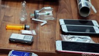 Polisi juga mengamankan 1 buah alat hisap sabu dan dua buah hp.