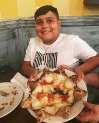 Berkat Kepolosannya Saat Ulas Makanan, Blogger 12 Tahun Ini Viral