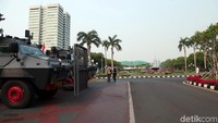Terlihat beberapa kendaraan taktis juga disiapkan.