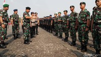 Kemudian, mereka langsung mengecek pasukan pengamanan dan beberapa kendaraan taktis yang terparkir di lokasi apel.