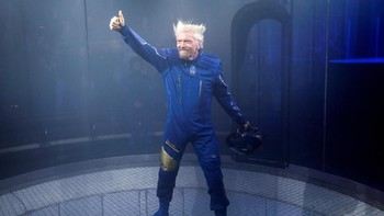 “Aku suka dengan penampilan baju angkasa ini dan rasanya kertika memakainya. Juga nanti ketika aku mengenakannya adalah pada saat aku menuju antariksa,” kata Richard Branson, sang empunya Virgin Galactic. Foto: Reuters