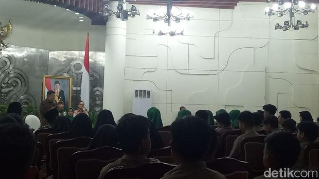 Wapres JK saat berbincang dengan siswa SMP Islam Athirah