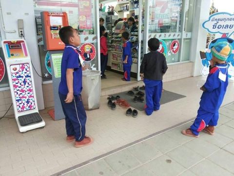 Viral! Aksi Polos Anak-anak Desa Lepas Sepatu Sebelum Masuk Mini Market