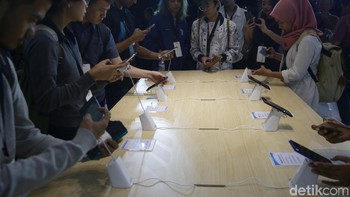 Para pengunjung mencoba Redmi Note 8 Pro. Foto: Grandyos Zafna/detikcom