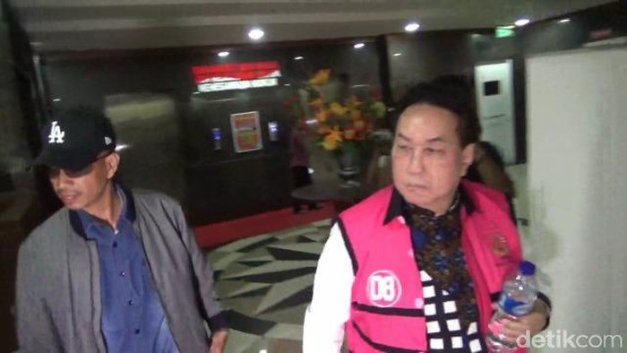 Buronan kasus korupsi sewa lahan di Makassar Sulsel, Soedirjo Aliman alias Jeng Tang dibawa ke kantor Kejati Sulsel
