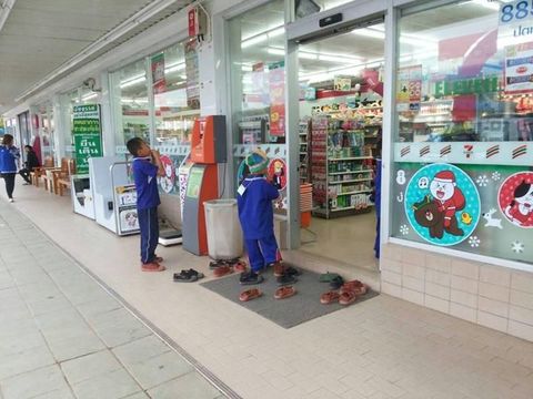 Viral! Aksi Polos Anak-anak Desa Lepas Sepatu Sebelum Masuk Mini Market