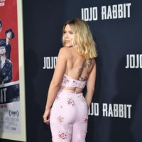 Dengan modelnya yang backelss, crop-top tersebut memungkinkan Scarlett Johansson untuk memamerkan tato di punggungnya. Tato bergambar bunga mawar tersebut didedikasikan sang bintang Avengers itu untuk putrinya yang bernama Rose Dorothy Dauriac. (Foto: Amy Sussman/Getty Images)