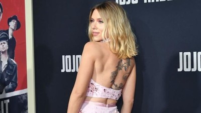 Gaya Seksi Scarlett Johansson Pamer Tato di Premier Jojo Rabbit