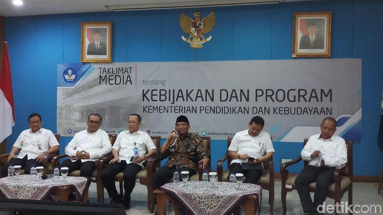 Pamitan, Mendikbud Titip Pesan soal Pendidikan di Papua Pamitan, Mendikbud Titip Pesan soal Pendidikan di Papua