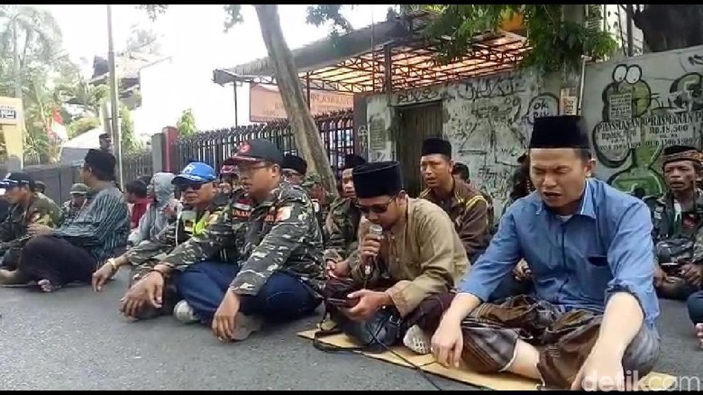 Sidang Ditunda, Kubu NU Sempat Istigasah dan Pendukung Gus Nur Orasi Sidang Ditunda, Kubu NU Sempat Istigasah dan Pendukung Gus Nur Orasi