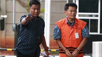 Salah satu tersangka dalam kasus suap terhadap eks Kasi Intel Kejati Bengkulu Parlin Purba, yaitu Kasatker PJSA BWS Sumatera VII Bengkulu Edi Junaidi diperiksa KPK, Jakarta, Kamis (17/10/2019).
