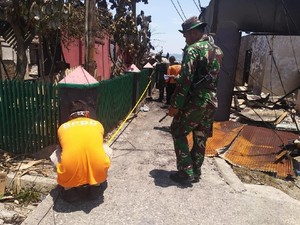 Tetap Siaga, Prajurit TNI Bersih-bersih Usai Rusuh di Pelabuhan Penajam