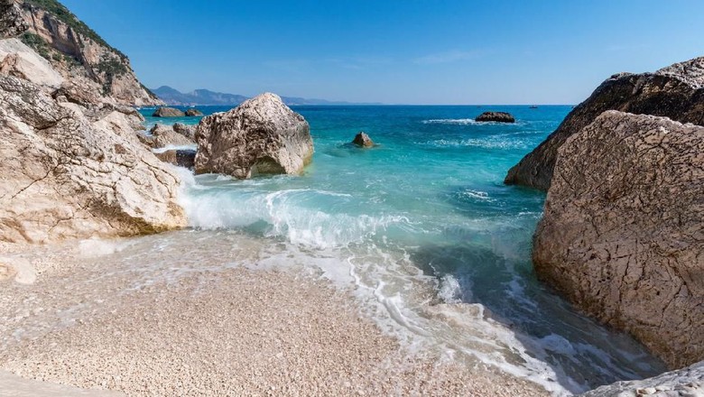 Jangan pakai Google Maps jika ingin menikmati keindahan pantai di Baunei, Kepulauan Sardinia. (Foto: Tomoland/iStock) Jangan pakai Google Maps jika ingin menikmati keindahan pantai di Baunei, Kepulauan Sardinia. (Foto: Tomoland/iStock)