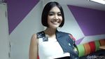 Senyum Denada saat Kabarkan Anaknya Membaik