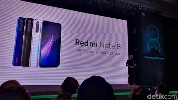 Ponsel ini hadir dalam varian warna Neptune Blue, Space Black, dan Moonlight White. Foto: Adi Fida Rahman/detikinet