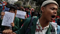 Pantauan detikcom pukul 14.47 WIB, Kamis (17/10/2019), massa berkumpul di kawasan Patung Kuda, Medan Merdeka Barat, Jakarta Pusat. Massa memakai jas almamater berbagai kampus di antaranya UPN, Yarsi, UNJ, hingga IPB.