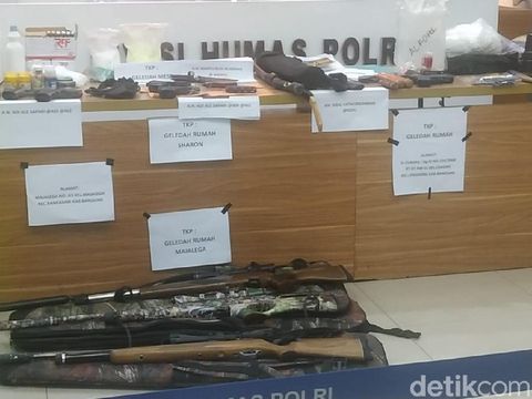Senjata laras panjang dan barang bukti lain yang disita dari terduga teroris