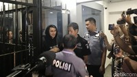 Vicky Nitinegoro saat tinggalkan Polda Metro Jaya pada pukul 19.45 WIB Kamis (17/10).