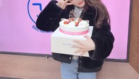  Dapat kejutan kue manis, dengan topping buah strawberry dan blueberry, Chungha menyapa para penggemarnya lewat Instagram. Foto: Instagram @chungha_official