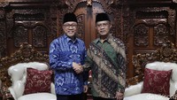 Ini momen saat Ketum PAN Zulkifli Hasan dan Ketum Muhammadiyah Haedar Nasir berjabat tangan saat silaturahmi.