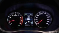 Keunggulan lain yang ditawarkan oleh Eclipse Cross adalah Head Up Display yang menampilkan informasi kecepatan, RPM, serta advance feature jika diaktifkan. Tampilan ada pada atas kemudi agar mudah dilihat. Ada cruise control di setir kemudi, AC-nya sudah dual zone, dan uniknya ada pemanas buat jok depan dan pengemudi, fitur yang biasanya ditemui di mobil 4 musim seperti di Eropa.