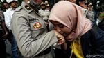 Pelukan Massa Mahasiswa dan Polwan Tutup Aksi Tagih Perppu KPK