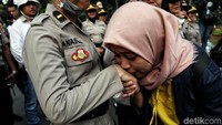 Usai melakukan aksi unjuk rasa, massa mahasiswa tersebut menutup aksi tersebut dengan melakukan penyerahan banner koruptor kepada polwan sebagai bentuk rasa terimkasih kepada petugas kepolisian. Ada pula mahasiswa yang mencium tangan salah seorang polwan usai aksi damai tersebut berlangsung.